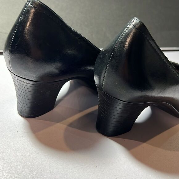 Michelle D Black Pumps 9 1/2 Excellent condition. SH114 - Picture 3 of 6